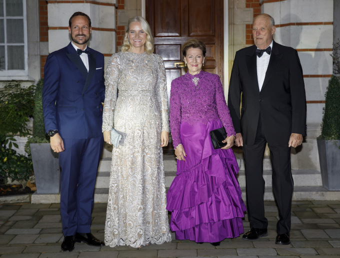 Kongeparet og Kronprinsparet på vei til Buckingham Palace og feiringen av Prins Charles' 70-årsdag. Foto: Nina E. Rangøy / NTB scanpix
